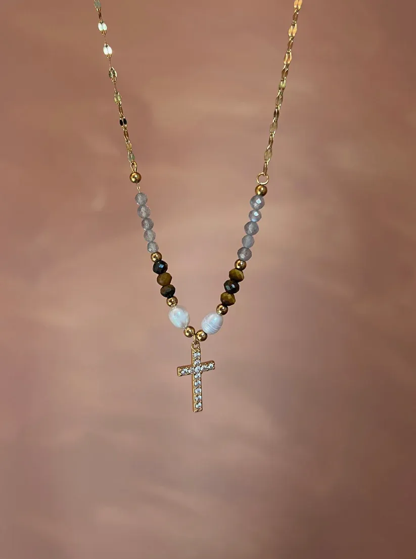 collier avec perles et croix