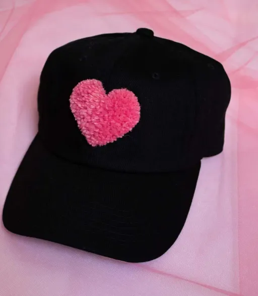 Casquettes au tapis coeur