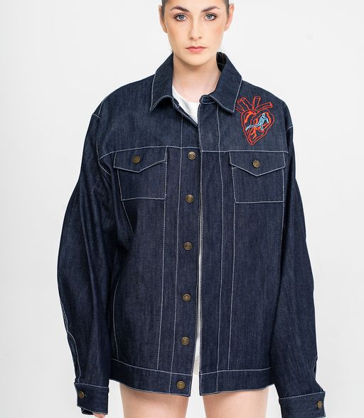 Veste oversize et unisexe en denim avec cœur brodé 