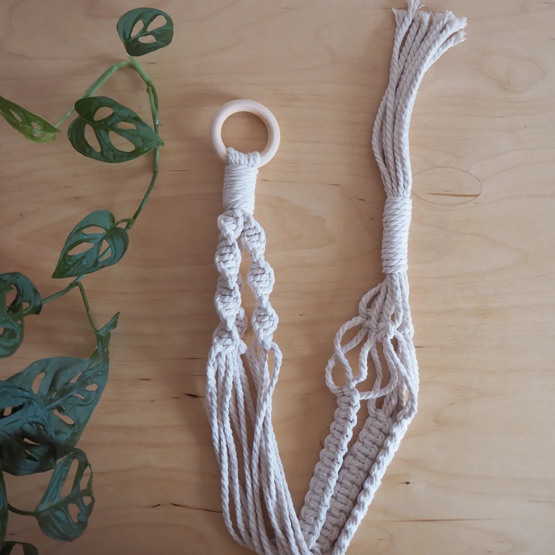 Jardinière en macramé faite avec de la corde de coton recyclé