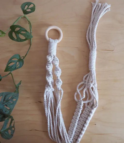 Jardinière en macramé faite avec de la corde de coton recyclé