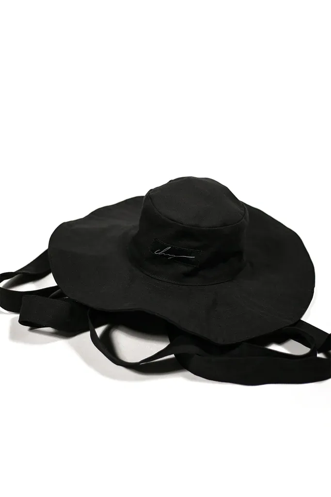 Chapeau noir à bords larges