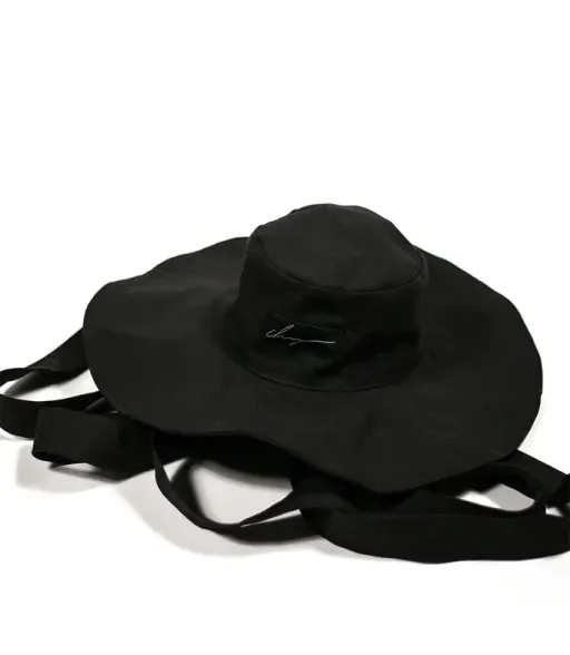 Chapeau noir à bords larges