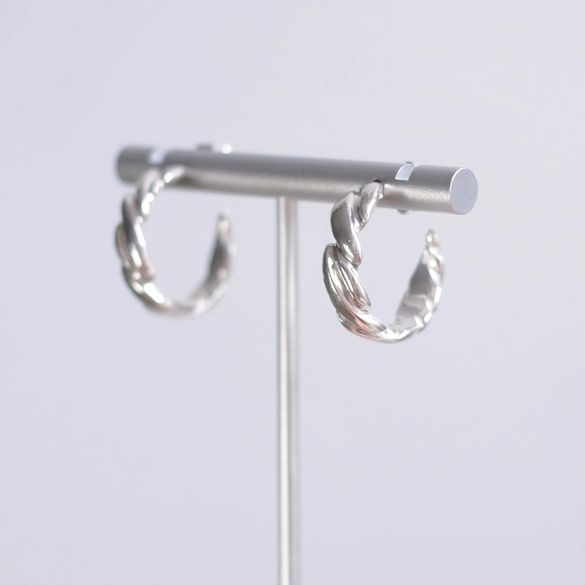 Twist hoop earrings