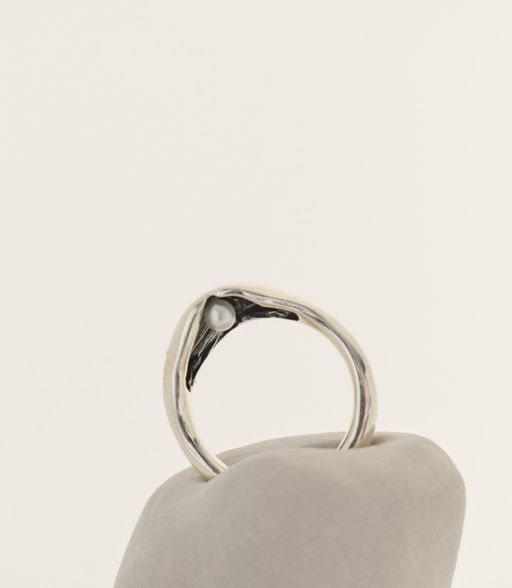 Nest ring with pearl