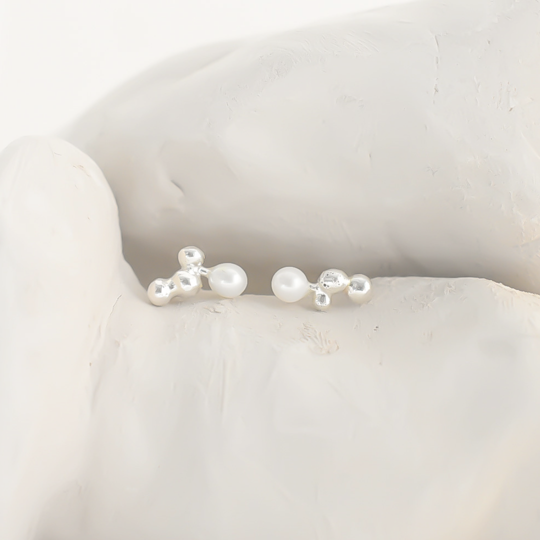 Hyades earrings - Stud earrings with pearls